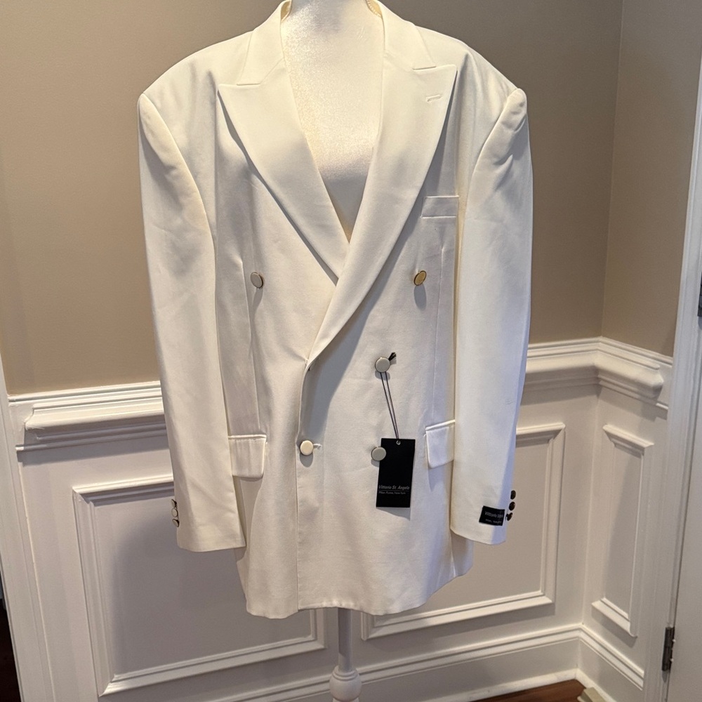 Men’s Stylish Cream Double-Breasted Blazer.